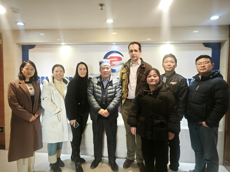 Chilean customers visit the company to inspect and accept the machine