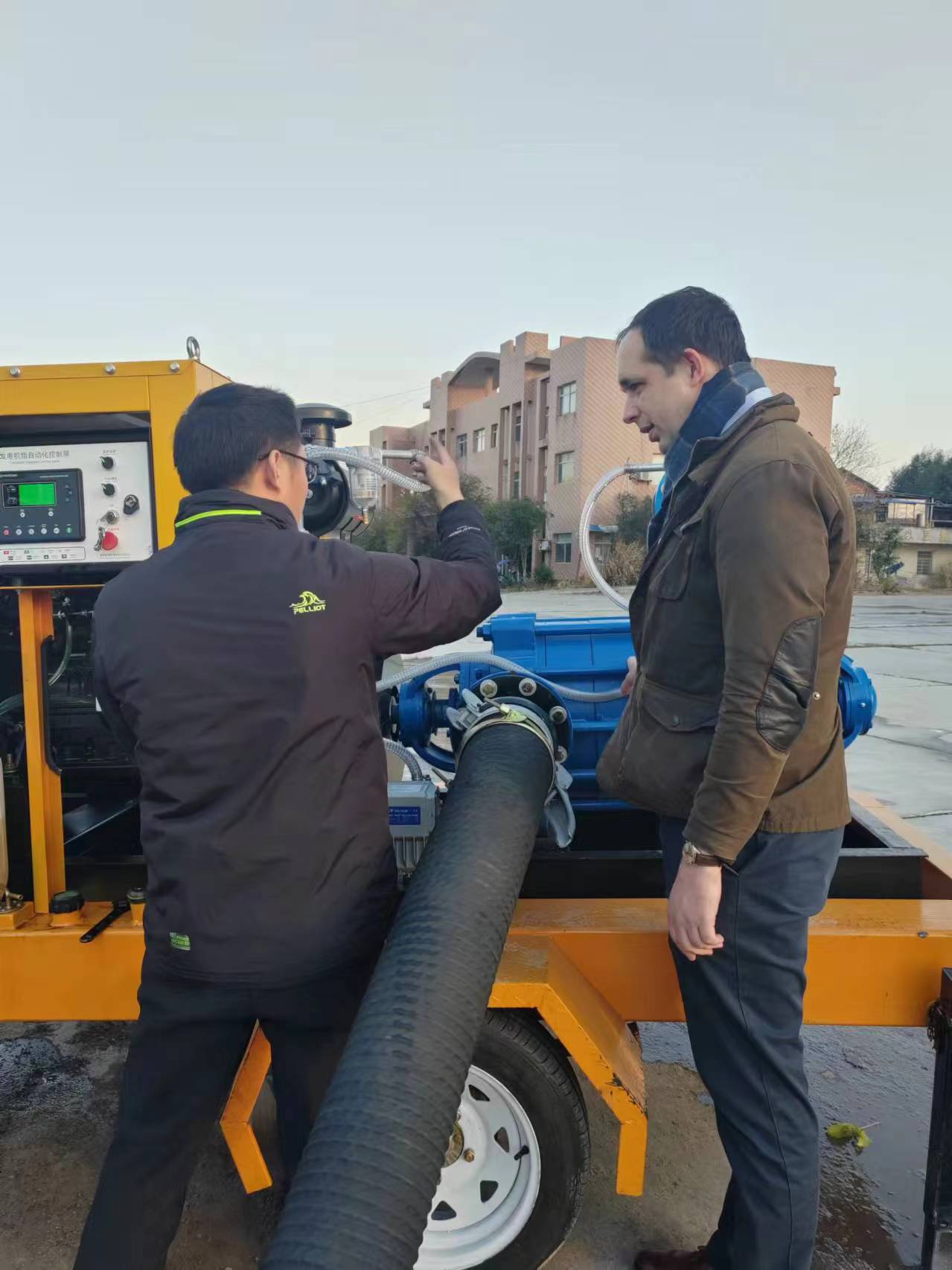 Chilean customers visit the company to inspect and accept the machine